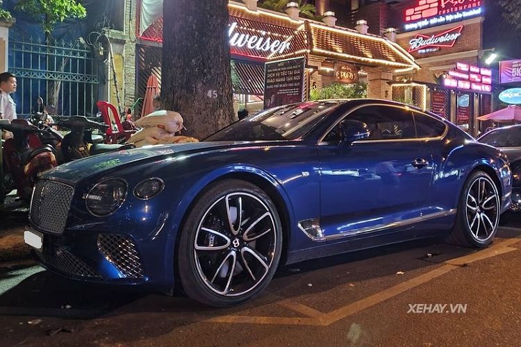 Cho đến hiện tại giá xe Bentley Continental GT First Edition tại Việt Nam vẫn là một ẩn số nhưng theo một vài nguồn tin, xe được nhập khẩu chính hãng đều có giá không dưới 25 tỷ đồng.