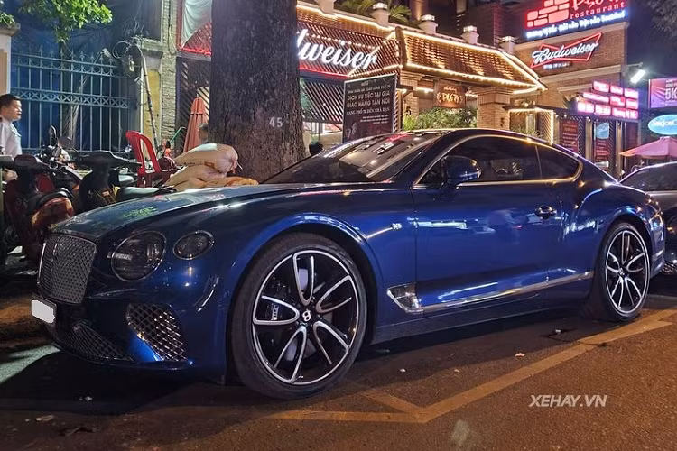 Cho đến hiện tại giá xe Bentley Continental GT First Edition tại Việt Nam vẫn là một ẩn số nhưng theo một vài nguồn tin, xe được nhập khẩu chính hãng đều có giá không dưới 25 tỷ đồng.