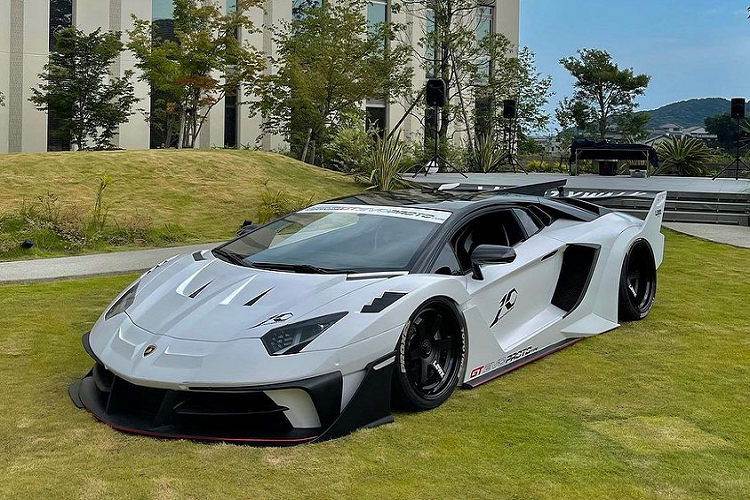 Gói bodykit độ Lamborghini Aventador này có tên Silhouette Works GT-EVO, được sản xuất giới hạn 20 bộ trên toàn thế giới.