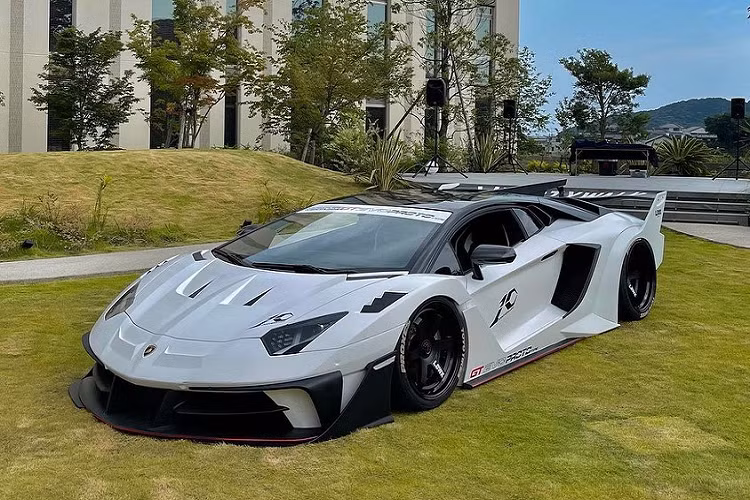 Gói bodykit độ Lamborghini Aventador này có tên Silhouette Works GT-EVO, được sản xuất giới hạn 20 bộ trên toàn thế giới.