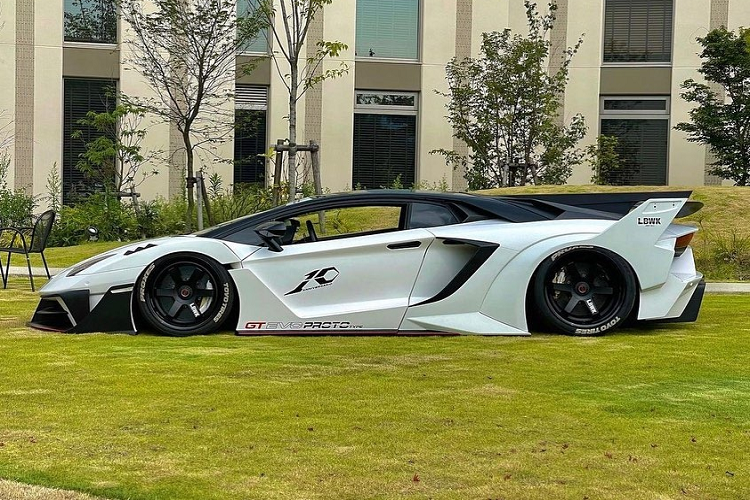 Hình ảnh về gói độ này đã được giới thiệu vào đầu năm ngoái, nhưng đến nay nó mới được phát hành chính thức. Bộ bodykit GT-EVO mới khiến diện mạo của chiếc siêu xe trông hầm hố hơn.