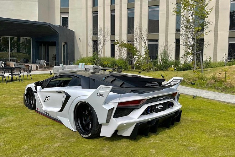 Phiên bản cuối cùng của dòng siêu xe Lamborghini Aventador – chiếc Aventador LP780-4 Ultimae vừa được trình làng tại sự kiện Goodwood Festival of Speed 2021. Chỉ 600 chiếc được sản xuất, trong đó có 350 chiếc thuộc phiên bản coupe và 250 chiếc phiên bản roadster (mui trần)
