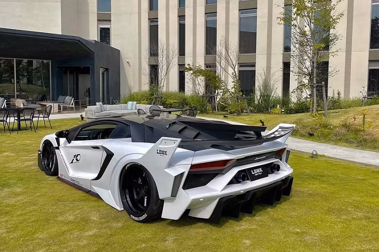 Phiên bản cuối cùng của dòng siêu xe Lamborghini Aventador – chiếc Aventador LP780-4 Ultimae vừa được trình làng tại sự kiện Goodwood Festival of Speed 2021. Chỉ 600 chiếc được sản xuất, trong đó có 350 chiếc thuộc phiên bản coupe và 250 chiếc phiên bản roadster (mui trần)