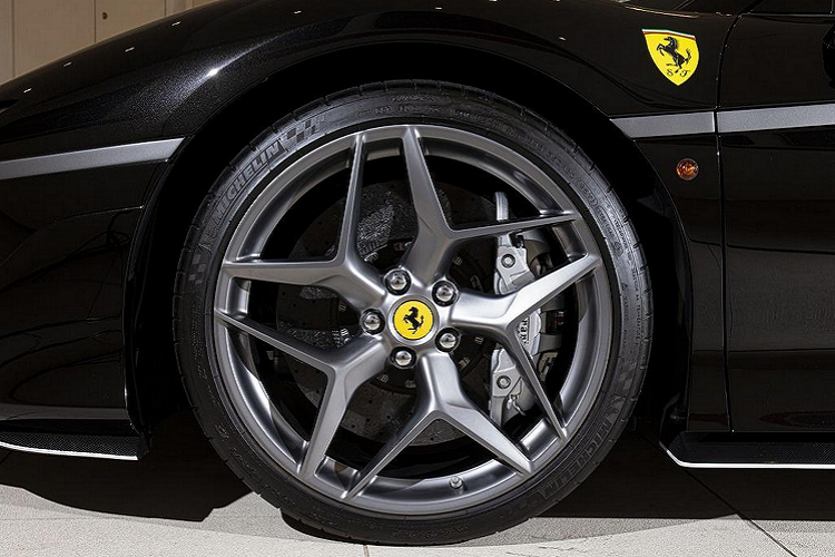 Bộ mâm Grigio Corsa 20 inch trên chiếc xe là điểm nhấn với lớp sơn màu bạc cùng logo ngựa chòm màu vàng đặt ngay giữa.