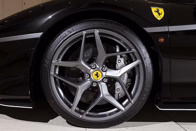 Bộ mâm Grigio Corsa 20 inch trên chiếc xe là điểm nhấn với lớp sơn màu bạc cùng logo ngựa chòm màu vàng đặt ngay giữa.