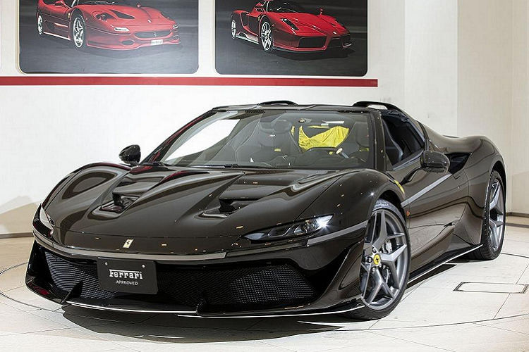 Được ra mắt vào năm 2016 để kỷ niệm 50 năm có mặt tại thị trường Nhật Bản, Ferrari J50 đặc biệt là phiên bản giới hạn chỉ dành riêng cho thị trường nước này. Một trong 10 chiếc J50 đặc biệt này đang được trưng bày tại cửa hàng Rosso Scuderia, đại lý Ferrari ở Tokyo.