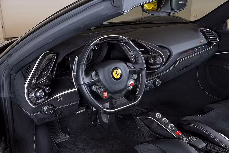 Giống như bên ngoài, nội thất của chiếc xe cũng mang tone màu đen với nhiều chi tiết phủ da Alcantara. So với khoang lái của Ferrari 488 Spider, nội thất của J50 không có nhiều khác biệt về thiết kế, hãng xe Italy chỉ bổ sung thêm các chi tiết làm từ carbon tạo điểm nhấn.