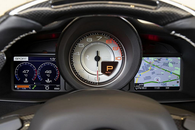 "Trái tim" của Ferrari J50 là động cơ 3.9L V8 tăng áp kép, sản sinh công suất 601 mã lực tại 7.500 vòng/phút, mô-men xoắn cực đại 760 Nm tại 3.000 vòng/phút. Sức mạnh được truyền đến bánh sau thông qua hộp số ly hợp kép 7 cấp.