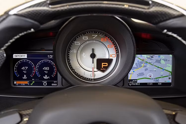 "Trái tim" của Ferrari J50 là động cơ 3.9L V8 tăng áp kép, sản sinh công suất 601 mã lực tại 7.500 vòng/phút, mô-men xoắn cực đại 760 Nm tại 3.000 vòng/phút. Sức mạnh được truyền đến bánh sau thông qua hộp số ly hợp kép 7 cấp.