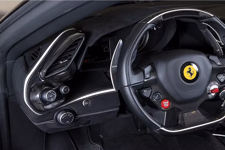 Mẫu siêu xe này có khả năng tăng tốc 0-100 km/h trong 3 giây, tốc độ tối đa có thể đạt được là 323 km/h.