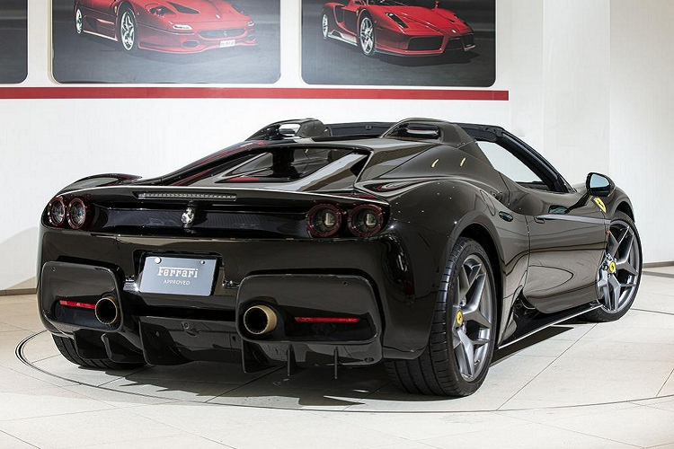 Siêu xe Ferrari J50 dựa trên 488 Spider và 488 GTB, thiết kế của mẫu xe này là sự hợp tác giữa bộ phận Special Project và Trung tâm Ferrari Styling Center (Maranello, Italy). J50 mang phong cách thiết kế của những chiếc siêu xe targa - kiểu xe mui trần với phần mui tháo rời và nắp che động cơ làm trong suốt.