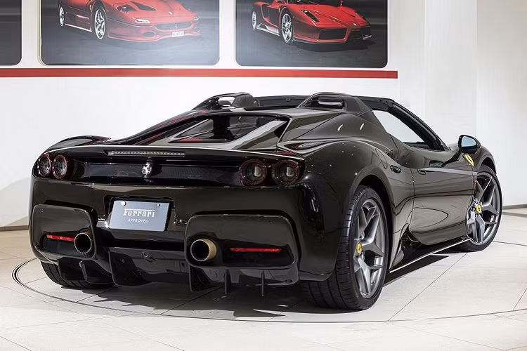 Siêu xe Ferrari J50 dựa trên 488 Spider và 488 GTB, thiết kế của mẫu xe này là sự hợp tác giữa bộ phận Special Project và Trung tâm Ferrari Styling Center (Maranello, Italy). J50 mang phong cách thiết kế của những chiếc siêu xe targa - kiểu xe mui trần với phần mui tháo rời và nắp che động cơ làm trong suốt.