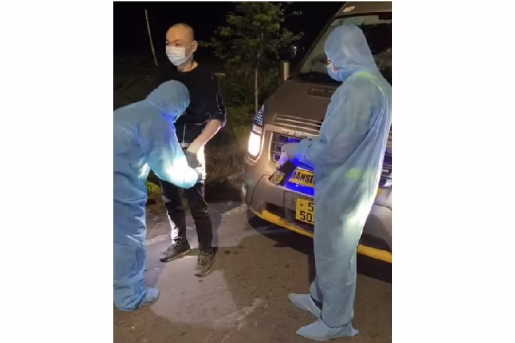 Cong an phat hien 3 o to cho 32 nguoi Trung Quoc tu TPHCM di Tay Ninh