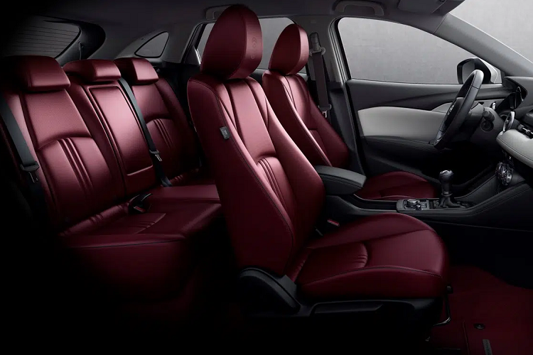 Tất cả phiên bản của CX-3 đời 2021 được trang bị ghế ngồi có thiết kế mới, hệ thống giải trí tương thích Apple CarPlay và Android Auto. Công nghệ an toàn tiêu chuẩn có thêm tính năng phát hiện người đi bộ và đèn tự động.