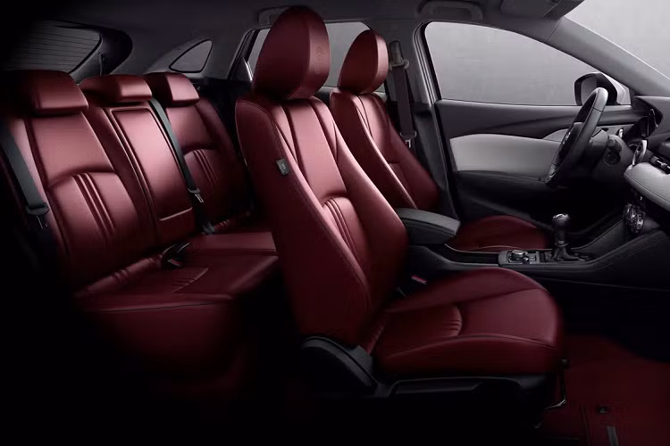 Tất cả phiên bản của CX-3 đời 2021 được trang bị ghế ngồi có thiết kế mới, hệ thống giải trí tương thích Apple CarPlay và Android Auto. Công nghệ an toàn tiêu chuẩn có thêm tính năng phát hiện người đi bộ và đèn tự động.