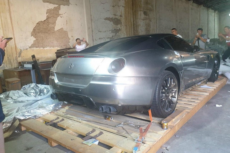 Hiện Việt Nam đã có 2 chiếc siêu xe Ferrari 599 GTB, chiếc đầu tiên được nhập về nước hơn 10 năm qua và đang thuộc sở hữu của một ông chủ công ty nhập khẩu xe sang và siêu xe tại Sài thành. Xe nguyên bản có màu đỏ nhưng được chủ nhân trước đó là ông Đặng Lê Nguyên Vũ sơn đổi màu sang trắng.