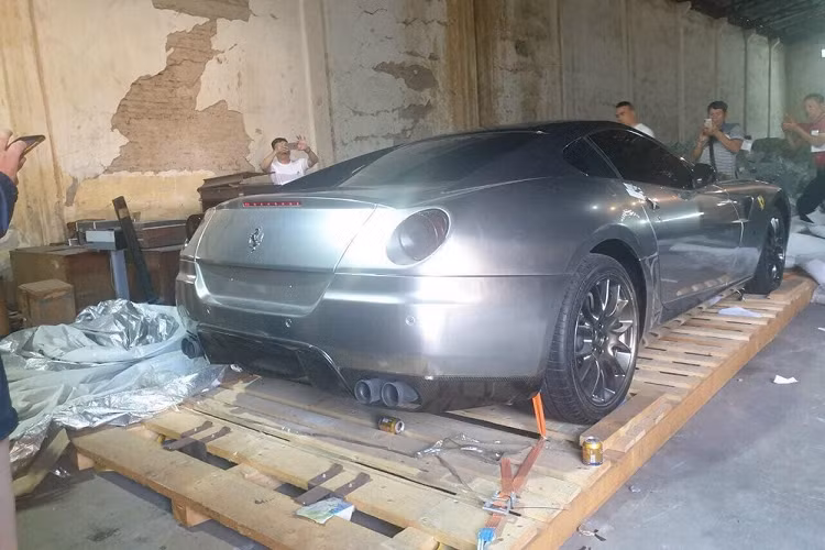 Hiện Việt Nam đã có 2 chiếc siêu xe Ferrari 599 GTB, chiếc đầu tiên được nhập về nước hơn 10 năm qua và đang thuộc sở hữu của một ông chủ công ty nhập khẩu xe sang và siêu xe tại Sài thành. Xe nguyên bản có màu đỏ nhưng được chủ nhân trước đó là ông Đặng Lê Nguyên Vũ sơn đổi màu sang trắng.