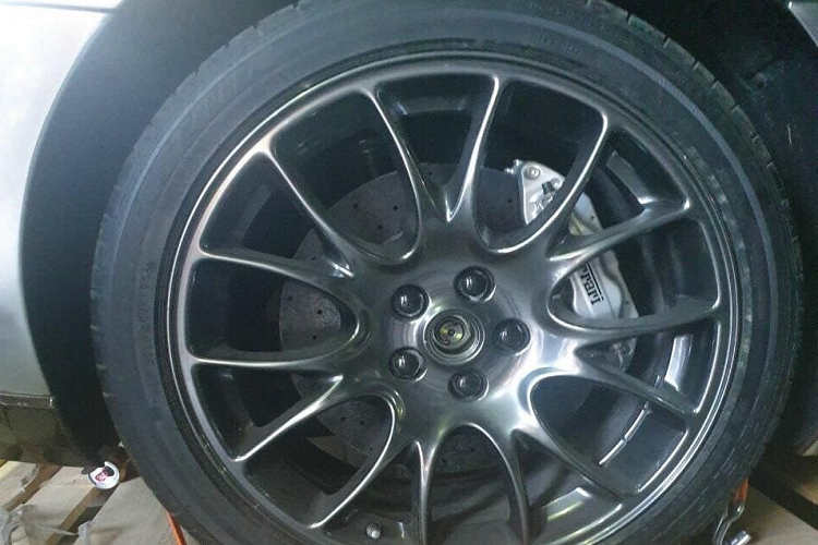 Hình ảnh hiếm hoi về nội thất của chiếc xe Ferrari 599 GTB của doanh nhân Hải Phòng cho thấy xe có bậc cửa bằng carbon, bên trong khoang lái của xe bọc da 2 tông màu là nâu và đỏ đậm. Xe có tịch hợp thêm bình chữa cháy mini. 