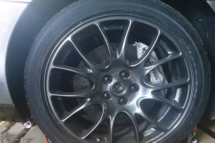 Hình ảnh hiếm hoi về nội thất của chiếc xe Ferrari 599 GTB của doanh nhân Hải Phòng cho thấy xe có bậc cửa bằng carbon, bên trong khoang lái của xe bọc da 2 tông màu là nâu và đỏ đậm. Xe có tịch hợp thêm bình chữa cháy mini. 