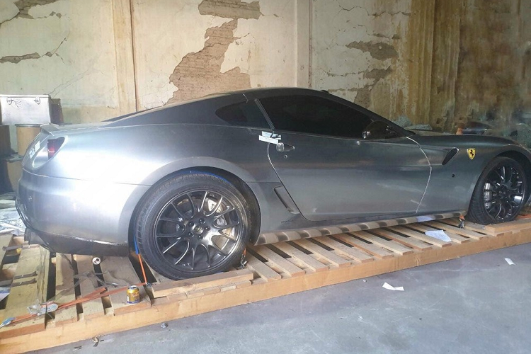 Hình ảnh hiếm hoi về chiếc siêu xe Ferrari phiên bản 599 GTB được nhập về Việt Nam khá kín tiếng của doanh nhân Hải Phòng ở một trạm đăng kiểm đã nhanh chóng thu hút sự quan tâm của giới mê xe trong nước. 