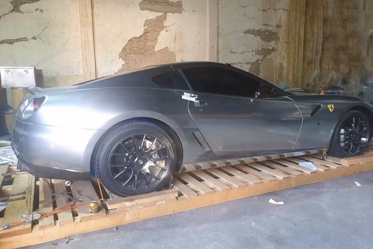 Hình ảnh hiếm hoi về chiếc siêu xe Ferrari phiên bản 599 GTB được nhập về Việt Nam khá kín tiếng của doanh nhân Hải Phòng ở một trạm đăng kiểm đã nhanh chóng thu hút sự quan tâm của giới mê xe trong nước. 