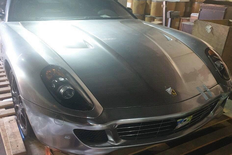 Mức giá xe Ferrari 599 GTB thứ 2 về nước vẫn là một ẩn số. Ngoại hình của xe với màu crôm đen, bộ áo này thông thường được dán bằng đề-can. Nửa trên thân xe của chiếc Ferrari 599 GTB có màu bạc đậm hơn. Chưa hết, xe còn có đèn hậu và bộ mâm đa chấu kép được sơn tối màu.