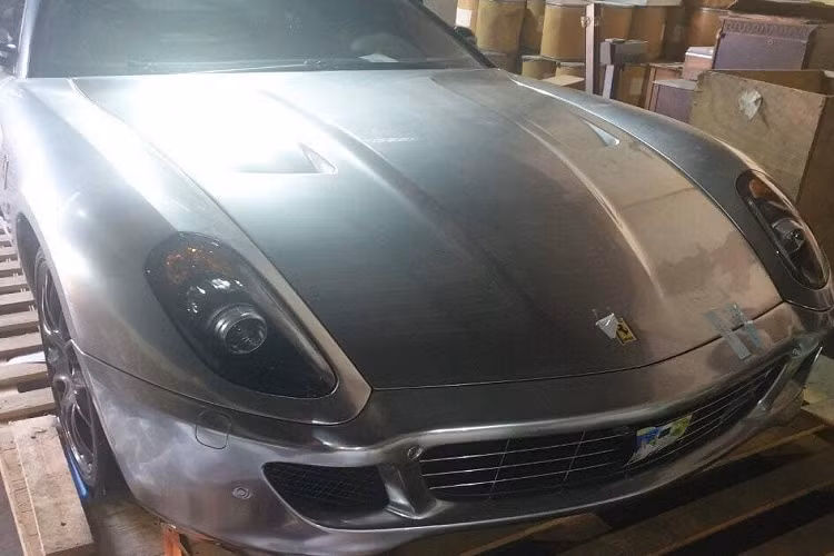 Mức giá xe Ferrari 599 GTB thứ 2 về nước vẫn là một ẩn số. Ngoại hình của xe với màu crôm đen, bộ áo này thông thường được dán bằng đề-can. Nửa trên thân xe của chiếc Ferrari 599 GTB có màu bạc đậm hơn. Chưa hết, xe còn có đèn hậu và bộ mâm đa chấu kép được sơn tối màu.