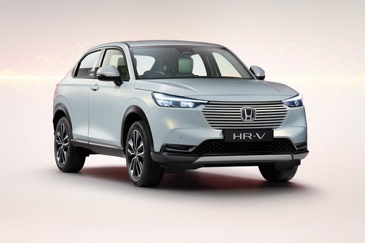 Về truyền động, Honda HR-V 2021 tại quê nhà Nhật Bản có 2 tuỳ chọn về động cơ, bao gồm loại động cơ xăng i-VTEC 4 xy-lanh, DOHC, 1.5l, sản sinh công suất tối đa 118 mã lực và 142 Nm mô-men xoắn. Đi kèm với đó là trang bị hộp số tự động CVT. Loại động cơ này được áp dụng trên phiên bản HR-V G.