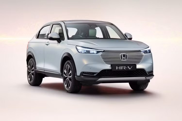 Về truyền động, Honda HR-V 2021 tại quê nhà Nhật Bản có 2 tuỳ chọn về động cơ, bao gồm loại động cơ xăng i-VTEC 4 xy-lanh, DOHC, 1.5l, sản sinh công suất tối đa 118 mã lực và 142 Nm mô-men xoắn. Đi kèm với đó là trang bị hộp số tự động CVT. Loại động cơ này được áp dụng trên phiên bản HR-V G.