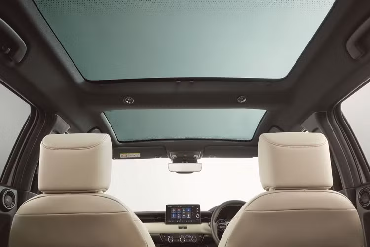 Một số trang bị nổi bật trên Honda HR-V thế hệ mới có thể kể tới như hệ thống đèn chiếu sáng dạng Full-LED hiện đại, màn hình giải trí cảm ứng 9 inch, màn hình 7 inch trong cụm đồng hồ công-tơ-mét giúp hiển thị chức năng xe, hệ thống âm thanh 10 loa, rèm che nắng phía trước, sạc không dây, đèn trần xe dạng cảm ứng hay bộ cửa sổ trời toàn cảnh Panorama được làm từ kính Low-E, giúp cách nhiệt và tia hồng ngoại tốt hơn đáng kể so với kính thông thường.