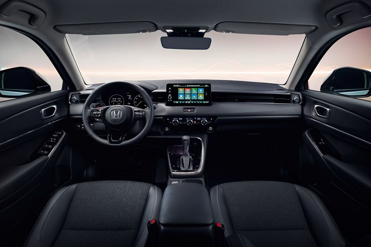 Theo hãng xe Nhật Bản công bố, mẫu Honda HR-V 2021 mới có kích thước chiều dài là 4.330 mm, chiều rộng 1.790 mm, chiều cao 1.580 - 1.590 mm và chiều dài cơ sở đạt 2.610 mm.