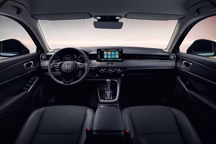 Theo hãng xe Nhật Bản công bố, mẫu Honda HR-V 2021 mới có kích thước chiều dài là 4.330 mm, chiều rộng 1.790 mm, chiều cao 1.580 - 1.590 mm và chiều dài cơ sở đạt 2.610 mm.