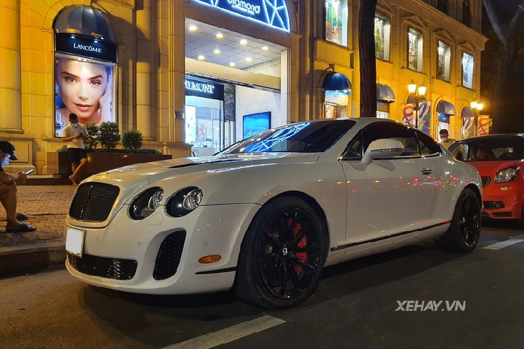 Xe siêu sang Bentley Continental SuperSports còn được trang bị bộ mâm 20 inch màu đen bóng bằng hợp kim siêu nhẹ, tăng 1 inch so với bộ mâm của bản GT. Kèm theo đó còn là bộ lốp hàng hiệu Pirelli 275/35ZR20 giúp gia tăng độ bám đường cùng bộ phanh đĩa gốm carbon màu đỏ nổi bật.