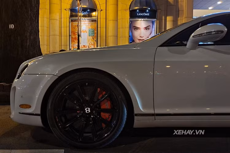 Di chuyển vào bên trong, Continental SuperSports sở hữu khoang cabin vô cùng tinh tế, xa hoa và đẳng cấp với nhiều chất liệu đắt đỏ như ghế bọc da Diamond Quilted kết hợp cùng chất liệu Alcantara tông kép với những đường chỉ may kim cương tinh xảo. Trong khi đó, sợi carbon xuất hiện khá nhiều để nhấn mạnh vào sự thể thao của chiếc xe.