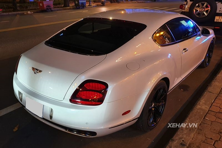 Khác với những chiếc Bentley Continental GT, phiên bản Supersports chỉ có hai chỗ ngồi và công suất mạnh hơn. Bên cạnh đó, khung xe được gia cố bằng carbon siêu nhẹ, khiến trọng lượng được giảm đáng kể và thân xe chắc chắn hơn. "Trái tim" của xe là khối động cơ tăng áp kép W12 6.0L sản sinh công suất 621 mã lực, giúp xe tăng tốc từ 0 - 100 km/h trong 3,7 giây, trước khi cán tốc độ tối đa 329 km/h.