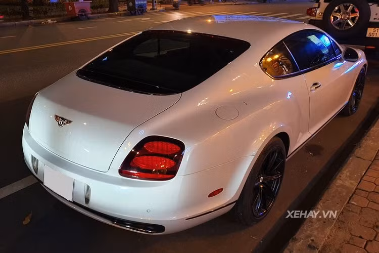 Khác với những chiếc Bentley Continental GT, phiên bản Supersports chỉ có hai chỗ ngồi và công suất mạnh hơn. Bên cạnh đó, khung xe được gia cố bằng carbon siêu nhẹ, khiến trọng lượng được giảm đáng kể và thân xe chắc chắn hơn. "Trái tim" của xe là khối động cơ tăng áp kép W12 6.0L sản sinh công suất 621 mã lực, giúp xe tăng tốc từ 0 - 100 km/h trong 3,7 giây, trước khi cán tốc độ tối đa 329 km/h.