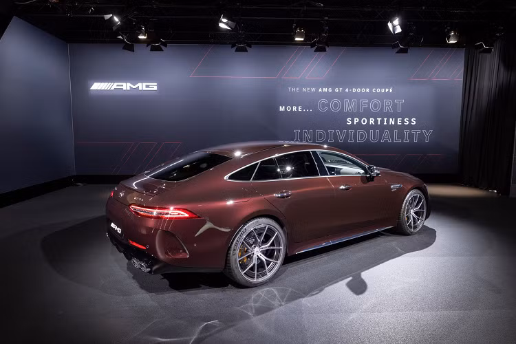 Mẫu xe thể thao 4 cửa của Mercedes đi kèm bộ mâm thể thao mới kích thước trước sau lần lượt là 20 inch và 21 inch. Kẹp phanh thể thao sẽ có mặt trên cả phiên bản thấp nhất của Mercedes-AMG GT 4 cửa mới.