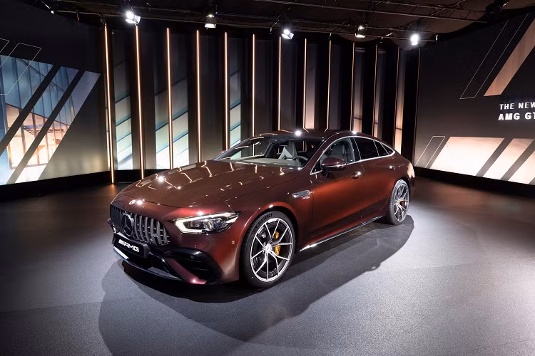 Sau nhiều lần bị bắt gặp trong quá trình thử nghiệm, Mercedes-AMG GT 4 cửa 2022 mới đã chính thức ra mắt. Được phân phối tại Mỹ vào cuối năm nay, GT 4 cửa 2022 sẽ có thêm 3 phối màu mới gồm xanh ánh kim, xanh mờ và trắng mờ.
