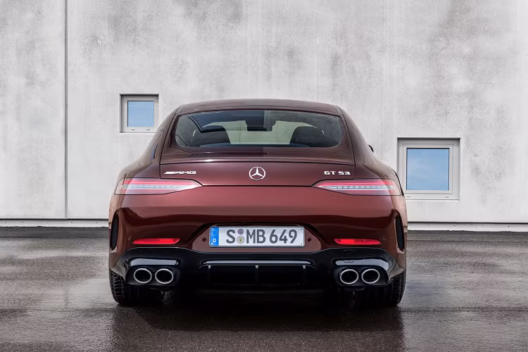 Ở bản facelift này, Mercedes-AMG GT 4 cửa có thêm gói AMG Night Package II với lưới tản nhiệt mạ chrome tối màu và logo màu đen. Khách hàng có thể phối hợp cả 2 gói Night Package và Carbon Fiber.