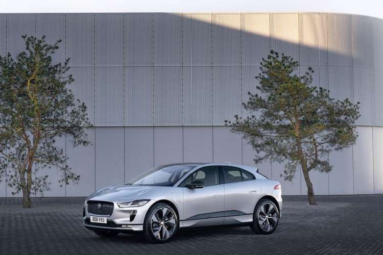 Những nâng cấp về ngoại hình của Jaguar I-Pace Black Edition 2021 mới bao gồm bộ lưới tản nhiệt, ốp gương chiếu hậu, huy hiệu phía sau, viền cửa sổ và mâm xe 20 inch đều được sơn màu đen tạo cảm giác huyền bí. Ngoài ra, phiên bản này cũng đi kèm với 2 màu sơn tuỳ chọn gồm màu sơn ánh kim cao cấp đen Aruba và ngọc trai Farallon Pearl.