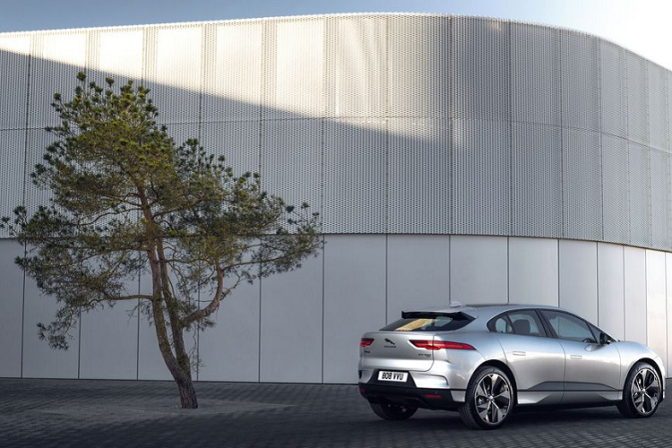 Jaguar I-Pace Black Edition được trang bị hai động cơ điện do Jaguar thiết kế ở mỗi trục, tạo ra công suất tổng hợp lên tới 395 mã lực và 696Nm. Đi kèm với đó là bộ sạc 11kW và bộ sạc nhanh DC 100 kW với tầm hoạt động tối đa 460 km trong một lần sạc đầy