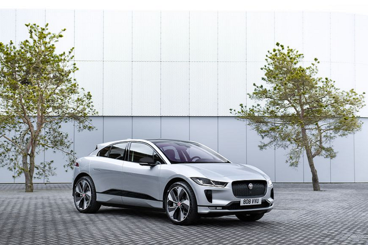 Bộ sạc tích hợp 11 kW của I-pace giúp sạc tại nhà nhanh hơn và thuận tiện hơn cho khách hàng có nguồn điện ba pha. Khi được cắm vào nguồn 11 kW, khoảng cách di chuyển được tăng lên đến 53km phạm vi mỗi giờ. Một lần sạc đầy chỉ mất 8,6 giờ. Mức giá xe Jaguar I-Pace Black Edition 2021 chưa được công bố cụ thể.