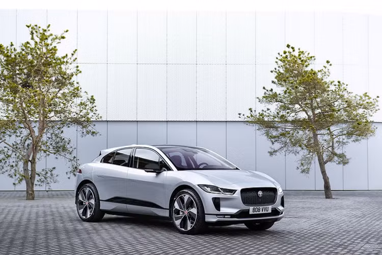 Bộ sạc tích hợp 11 kW của I-pace giúp sạc tại nhà nhanh hơn và thuận tiện hơn cho khách hàng có nguồn điện ba pha. Khi được cắm vào nguồn 11 kW, khoảng cách di chuyển được tăng lên đến 53km phạm vi mỗi giờ. Một lần sạc đầy chỉ mất 8,6 giờ. Mức giá xe Jaguar I-Pace Black Edition 2021 chưa được công bố cụ thể.