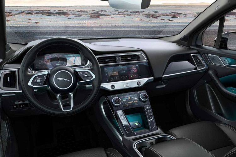 Đối với khoang cabin, Jaguar I-Pace Black Edition được nhà sản xuất bọc da Ebony cùng tông màu chủ đạo là màu đen. Riêng phần kính xe và cửa sổ trời toàn cảnh được dán kính tối màu nhằm đảo bảo sự riêng tư cho hành khách.