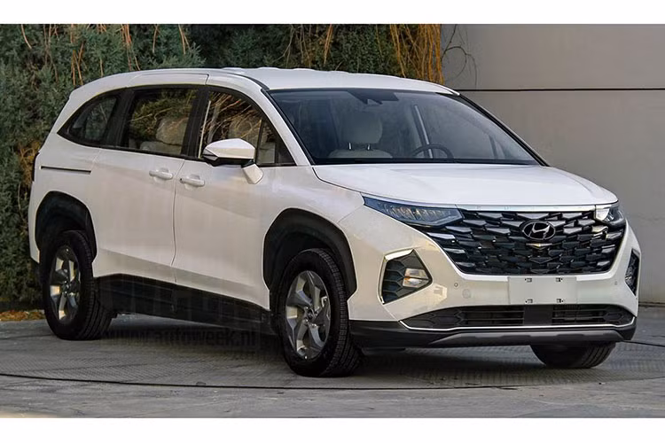 Vòng sang bên sườn, chúng ta sẽ thấy Hyundai Custo 2022 có thiết kế như một mẫu SUV thay vì MPV. Nguyên nhân là do mẫu MPV này có gầm khá cao. Tuy nhiên, xe vẫn được trang bị cửa trượt bên sườn theo đúng truyền thống của dòng MPV. Theo hãng Hyundai, cửa trượt của xe mở rộng đến 715 mm, giúp việc ra/vào dễ dàng hơn. Ngoài ra, sườn xe còn đi kèm những đường dập gân mượt mà, kéo từ hốc bánh trước chéo lên cột C và bộ vành hợp kim 5 chấu kép phối 2 màu thể thao...