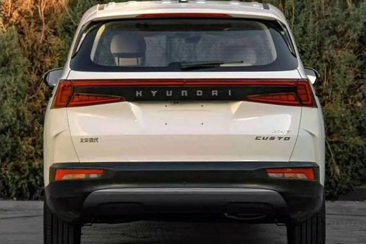 Ở phía sau, Hyundai Custo 2022 sẽ được trang bị cụm đèn hậu hình chữ "C", nối với nhau bằng dải đèn LED ở giữa. Nằm giữa đèn hậu là tem chữ nổi "Hyundai" chứ không phải là logo của thương hiệu. Bên cạnh đó là đèn phản quang nằm ngang, cửa cốp chỉnh điện tiện dụng và tấm ốp gầm giả màu bạc dưới cản sau.