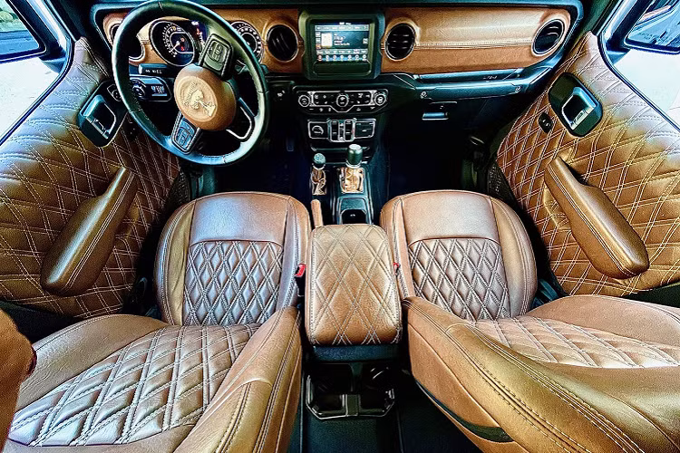 So với chiếc Jeep Gladiator nguyên bản, hãng độ này bọc lại toàn bộ phần da được khâu thủ công, thay logo của hãng tại vô-lăng. Apocalypse đã cung cấp các tính năng hiện đại như khởi động bằng nút bấm, camera quan sát phía sau, Bluetooth, điều hướng, ... tiêu chuẩn. Hệ thống âm thanh cao cấp với kết nối Apple CarPlay cũng là tiêu chuẩn. Ngoài ra còn có một cụm điều khiển đèn LED sáu công tắc. Với một chiếc xe khổng lồ như thế này thì hãng nên trang bị camera 360 độ thì tốt hơn cho người lái.