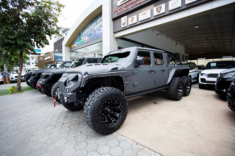 Có 2 kiểu lưới tản nhiệt gồm nan dọc mạnh mẽ và dạng lưới đều dùng chát liệu thép có độ cứng cao. Xe cũng có bậc lên xuống gắn cố định 2 bên, 4 bánh phía sau nằm dưới thùng xe. Phần thùng có sự xuất hiện của 1 bánh xe dự phòng tỷ lệ 1/1 với 6 bánh được sử dụng.