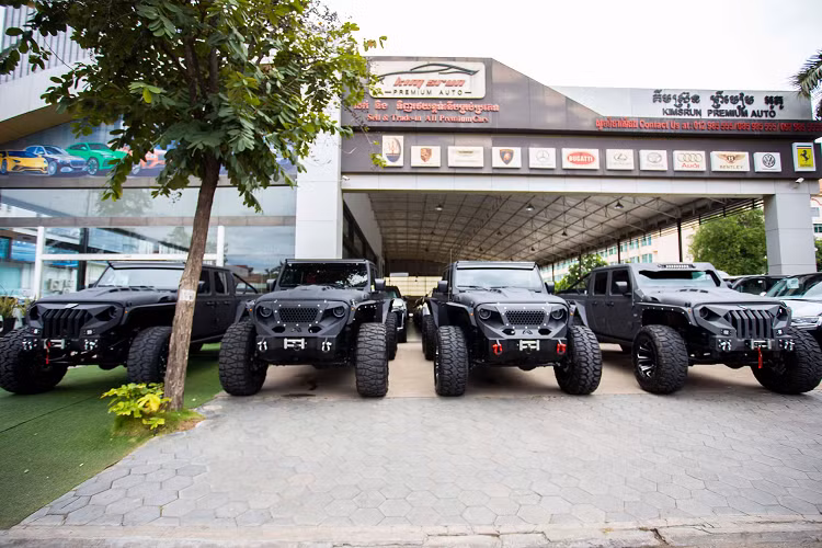 2 bên thùng có thanh giằng chắc chắn. Đèn hậu xe vẫn giữ lại của Jeep Gladiator, nắp thùng có dòng chữ Apocalypse dập nổi. Với việc dùng hệ dẫn động 6x6, không gian thùng chứa đồ phía sau cũng bị thu hẹp 1 phần. Đèn hậu giống Jeep Gladiator, nắp thùng có dòng chữ Apocalypse.