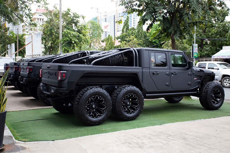 Trên thân 4 chiếc Apocalypse 6x6 có gắn logo LS3 thế nên là phiên bản được trang bị khối động cơ V8 6.2L như trên các mẫu Corvette sản sinh công suất tối đa 500 mã lực, mô-men xoắn cực đại 640 Nm. Hộp số là loại tự động 8 cấp, dẫn động 6 bánh.